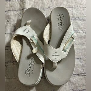 SKETCHERS CALI BREEZE 2.0 LUXE FOAM SANDALS WHITE WEDGE WOMENS SIZE US 8